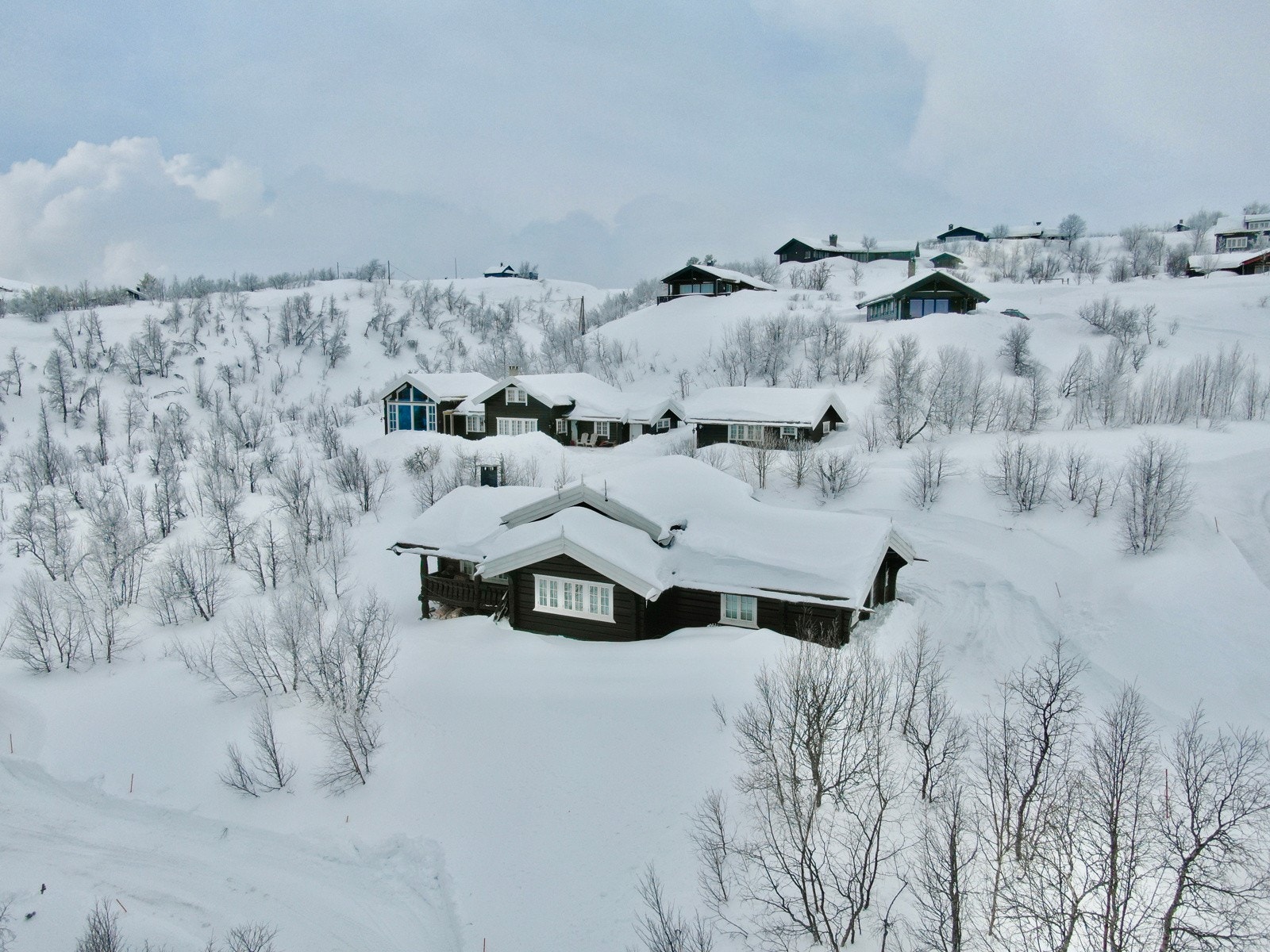 Lokal Eiendomsmegler MNEF/Partner/Økonom Ådne Holestøl Hognerud har gleden av å vise frem hyttelivet i solsiden av Uvdal! Galleribilde