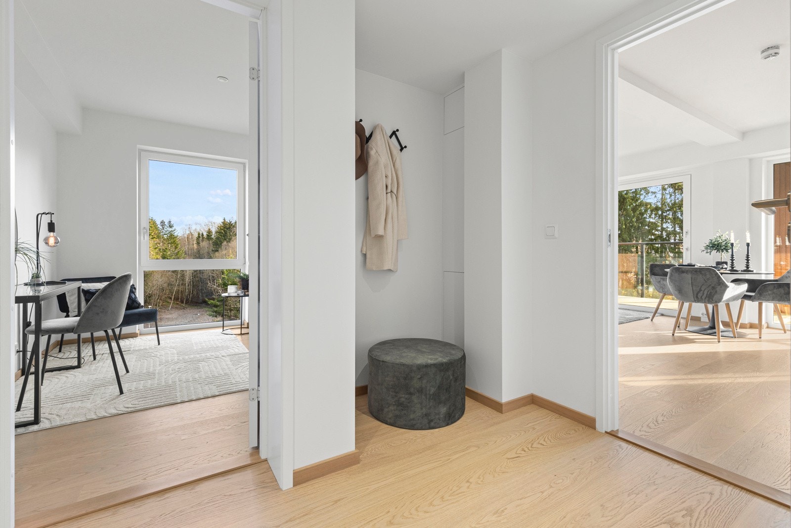 Flott entré med god avsatt plass til garderobeskap Galleribilde