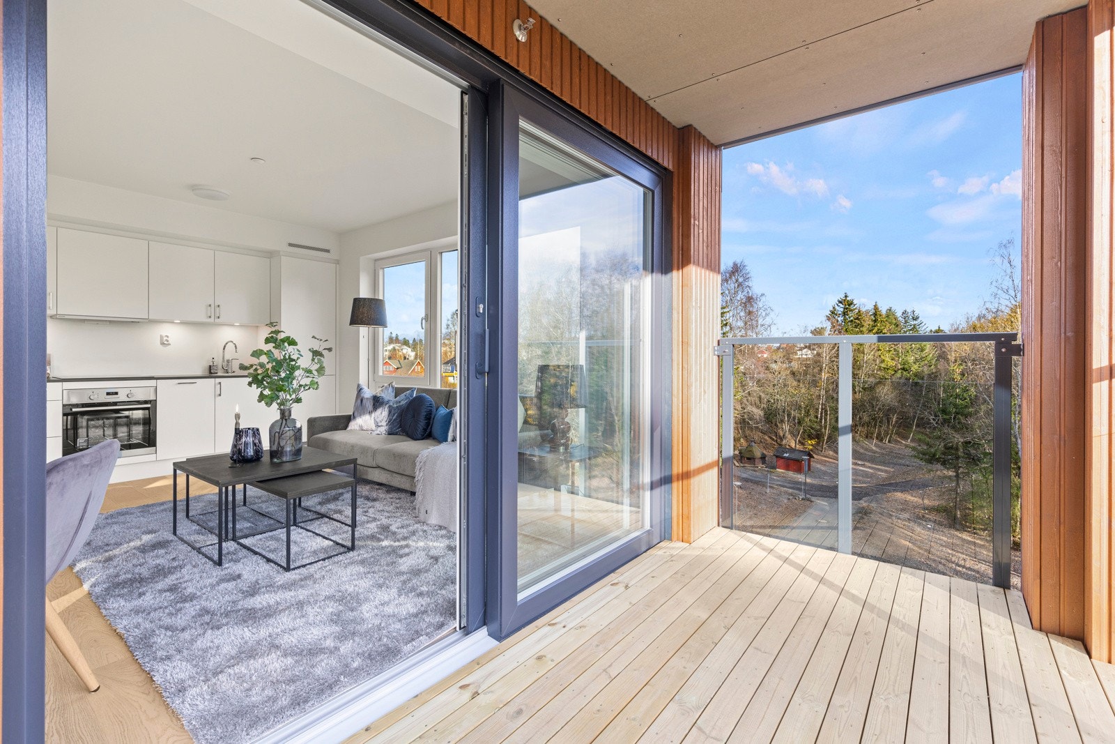 Utgang til flott sydvendt balkong på 16 kvm Galleribilde