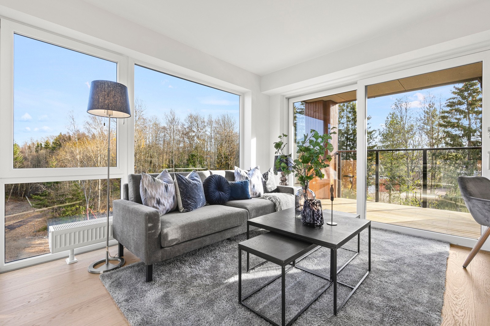 Leiligheten har en gjennomført høy standard, med 1-stavs hvitpigmentert eikeparkett og listfrie vindussmyg Galleribilde