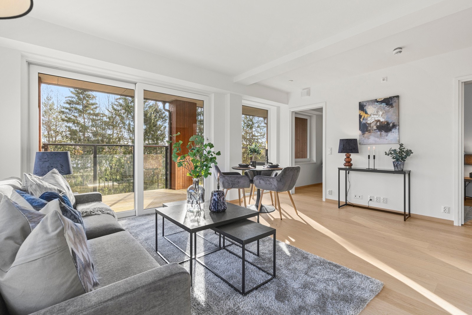 Store vinduer med hjørneplanløsning sørger for rikelig med lysinnslip, samtidig som man har flott utsyn Galleribilde