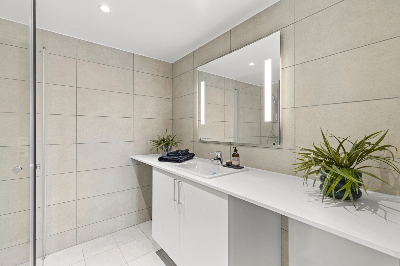 Delikat flislagt bad med alt man trenger for å få en fin start på dagen. Varmekabler i gulv. Galleribilde