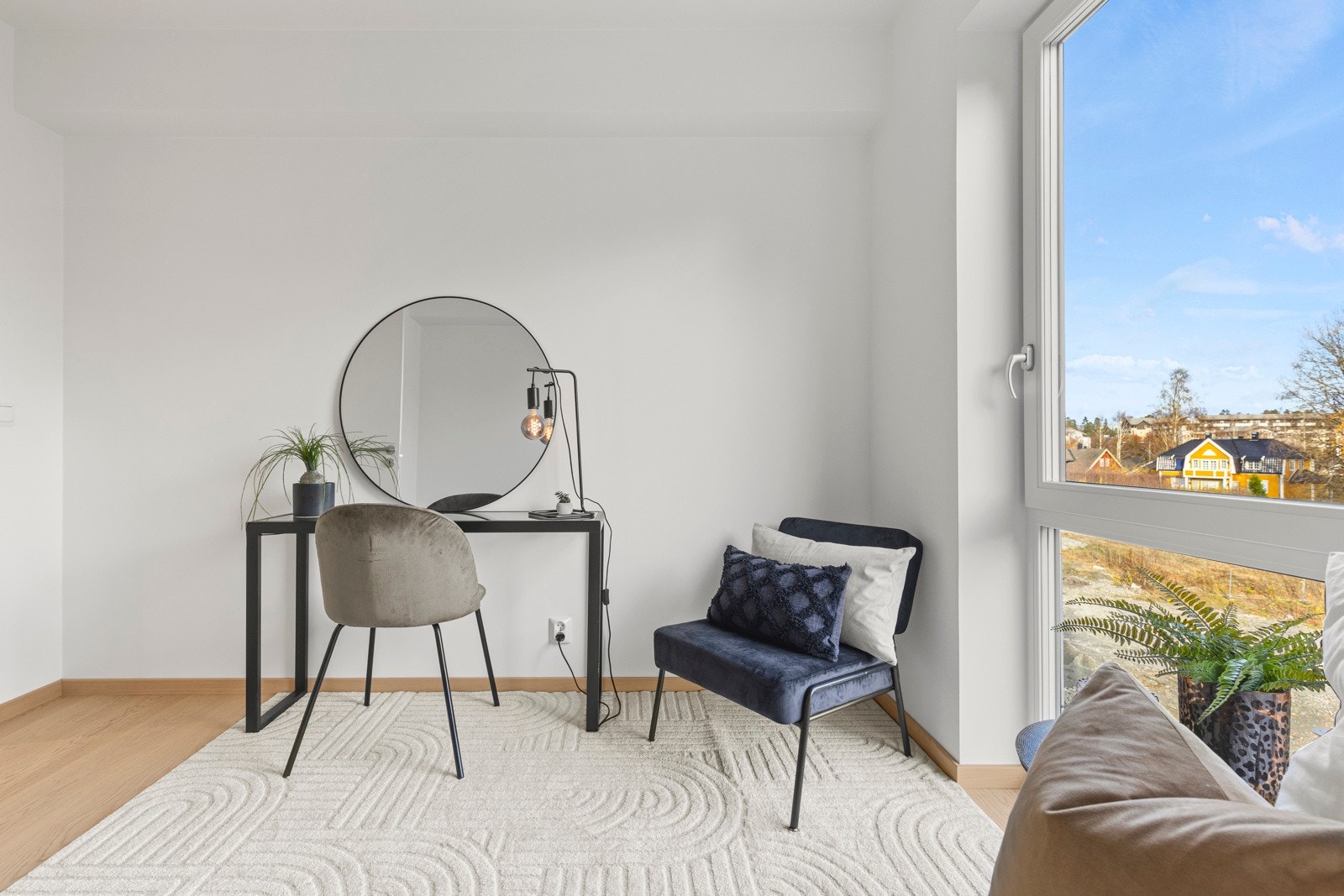 Soverom 2 har fin avsatt plass til kontorpult Galleribilde