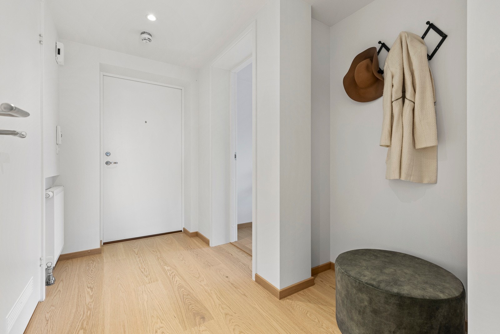 Flott entré med god avsatt plass til garderobeskap Galleribilde