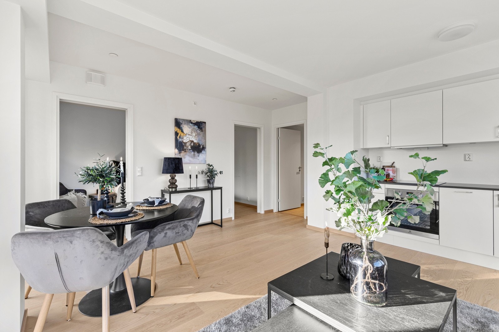 Leiligheten har oppvarming med vannbåren varme via radiator, samt balansert ventilasjon med varmegjenvinning. En meget energieffektiv bolig! Galleribilde