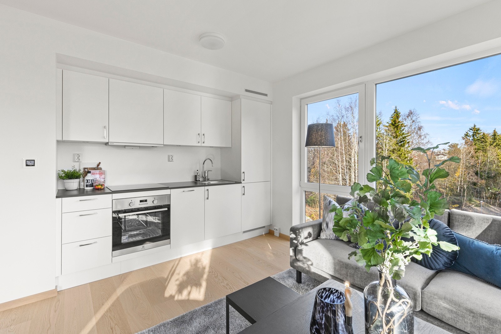 Lekkert og stilrent kjøkken med integrerte hvitevarer Galleribilde