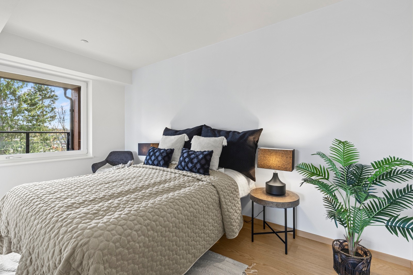 Lyst og innbydende hovedsoverom Galleribilde