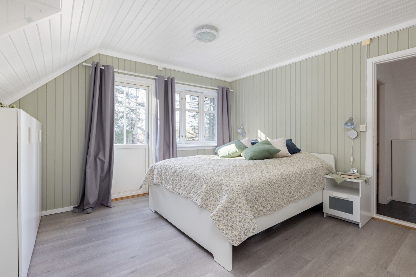 Hovedsoverommet har utgang til balkong. Galleribilde