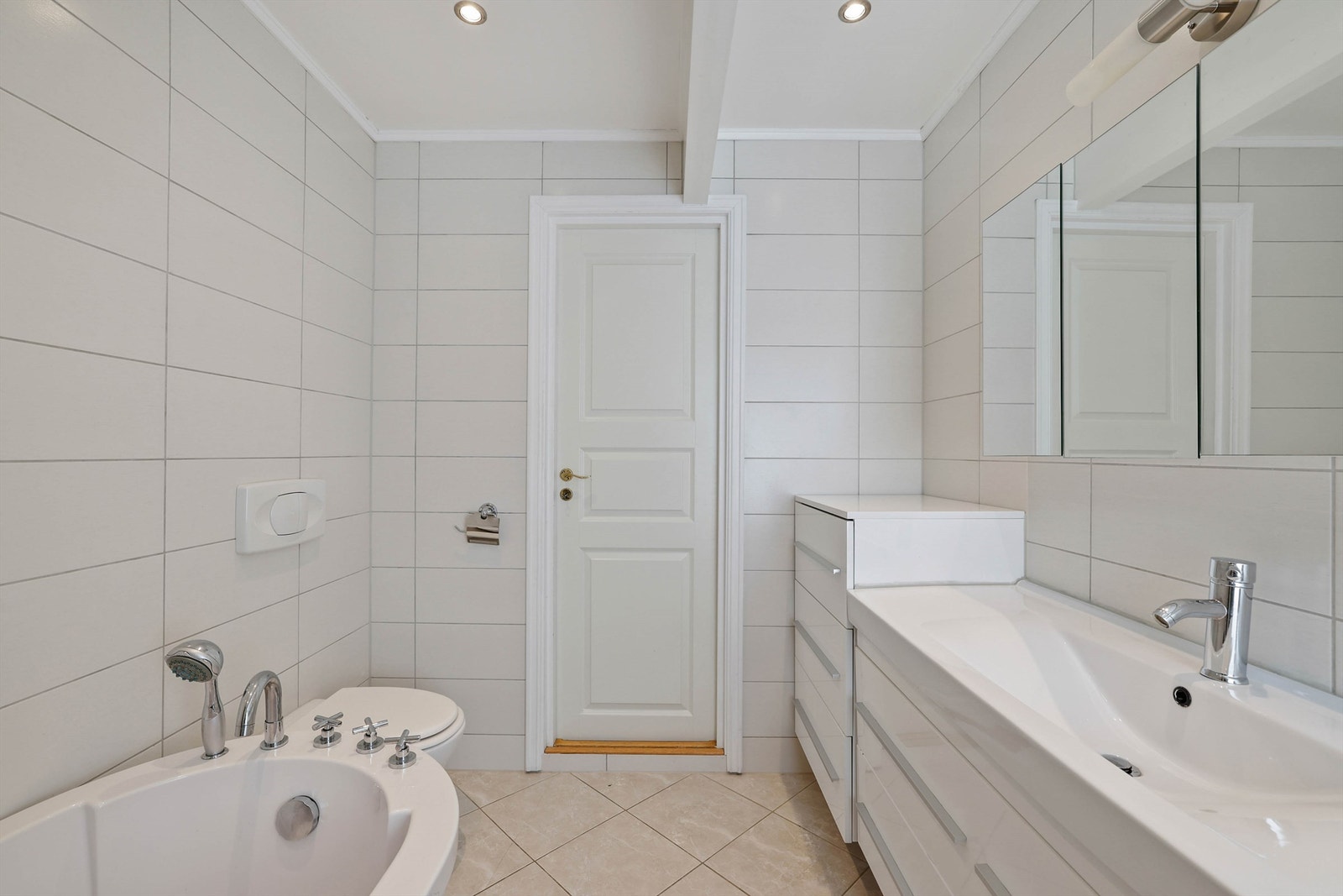 Gulv og vegger er i begge bad utført med fliser. Gulvene har også elektrisk varme. Galleribilde