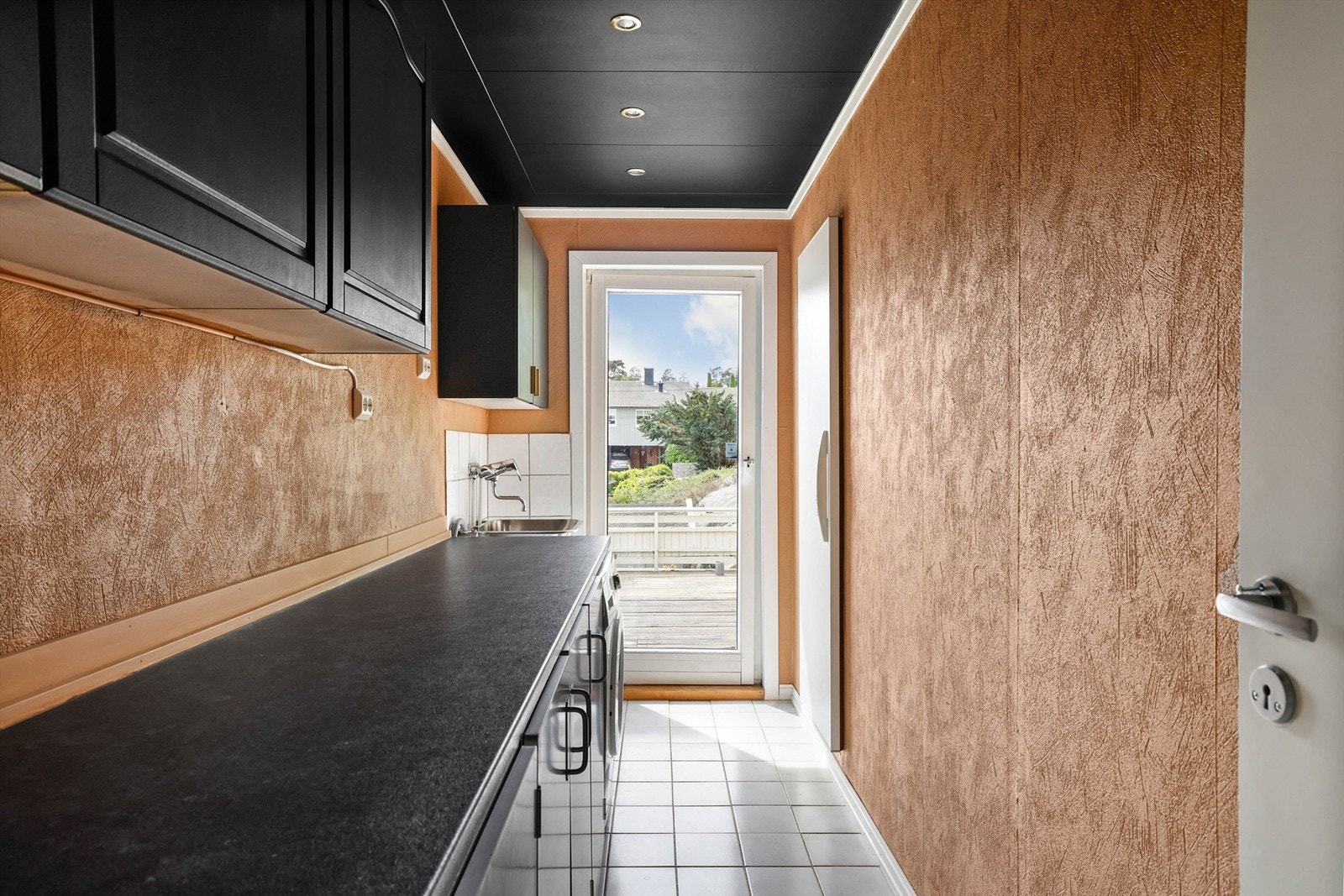 Vaskerommet tilfredsstiller ikke dagens krav til våtrom og er på den bakgrunn gitt TG 3 i sin helhet, men funksjonelt. Kjølerom er tilknyttet. Galleribilde