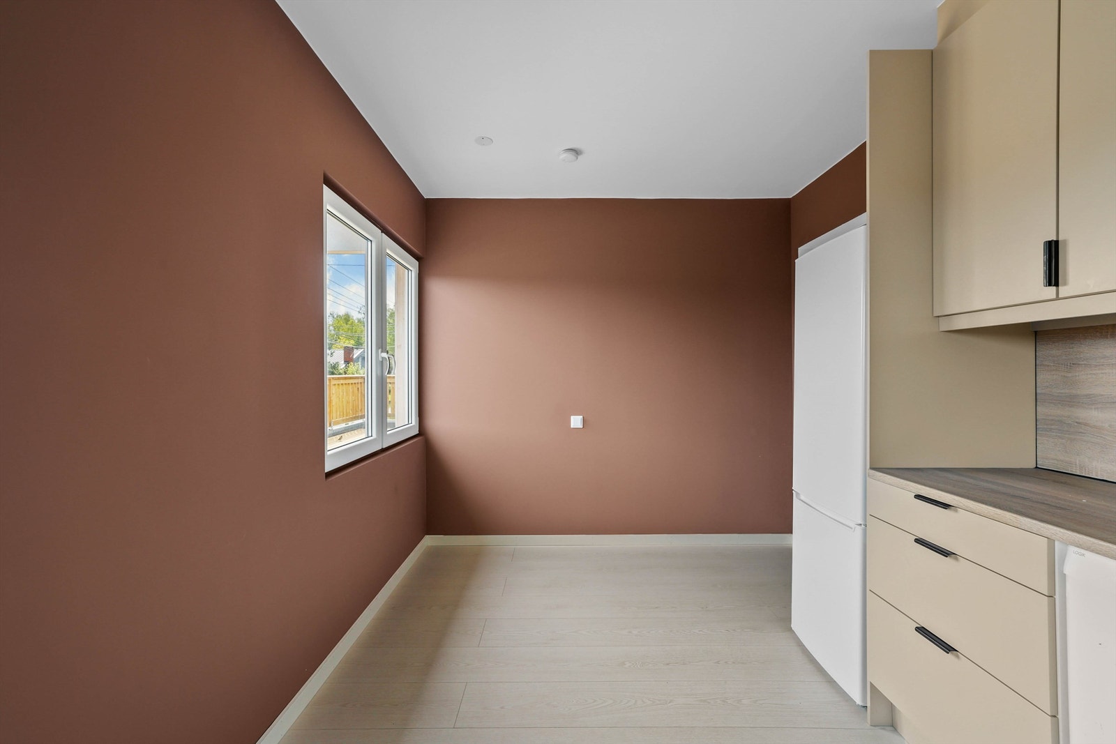 På kjøkkenet er det også rom for et mindre frokostbord. Galleribilde