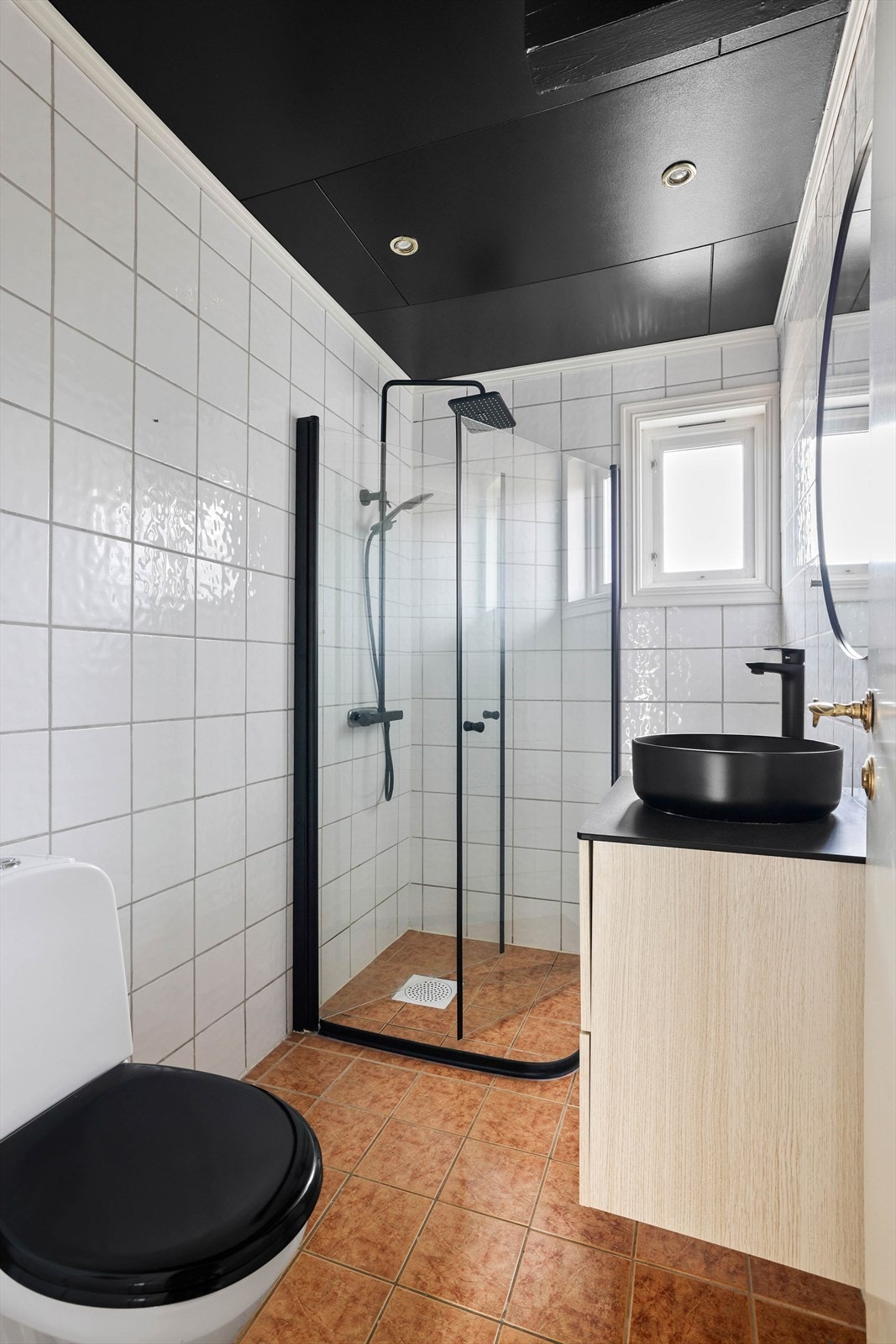 Dette badet er i senere år oppgradert med blant annet nytt dusjhjørne og nye møbler. Også her er forhold i gulvet gitt TG 3. Galleribilde