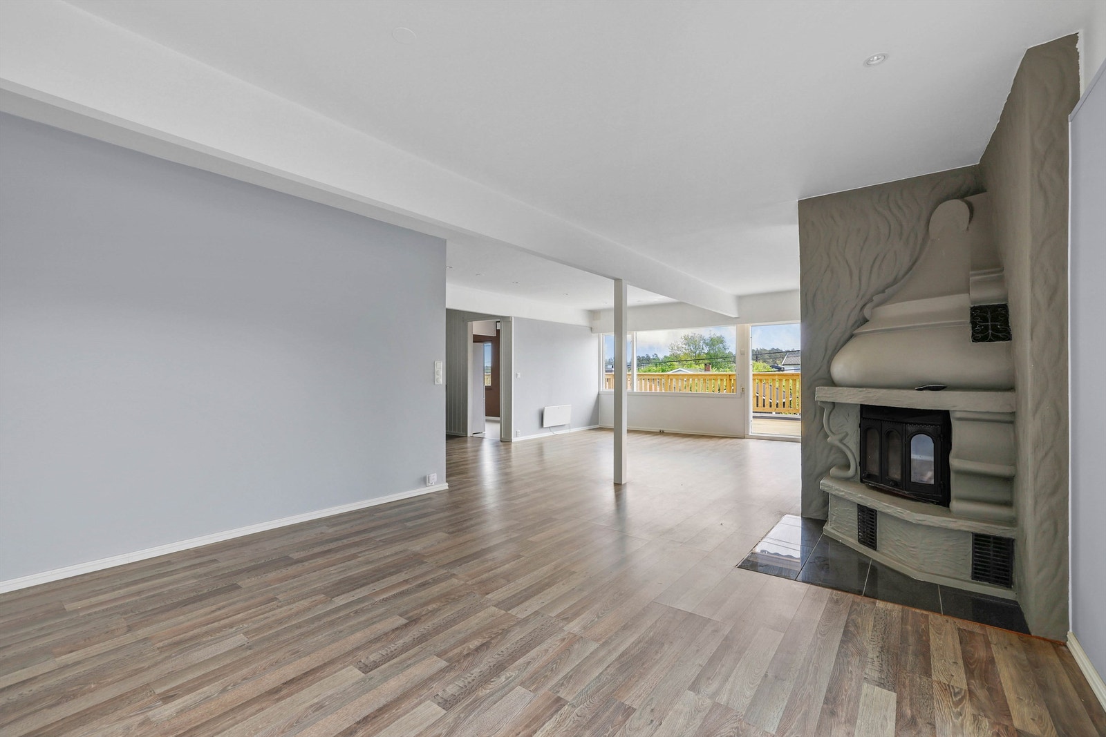 Kjøkkenet er adskilt i eget rom, i nær tilknytning til den sosiale sonen bestående av stuen og spisestuen. Galleribilde