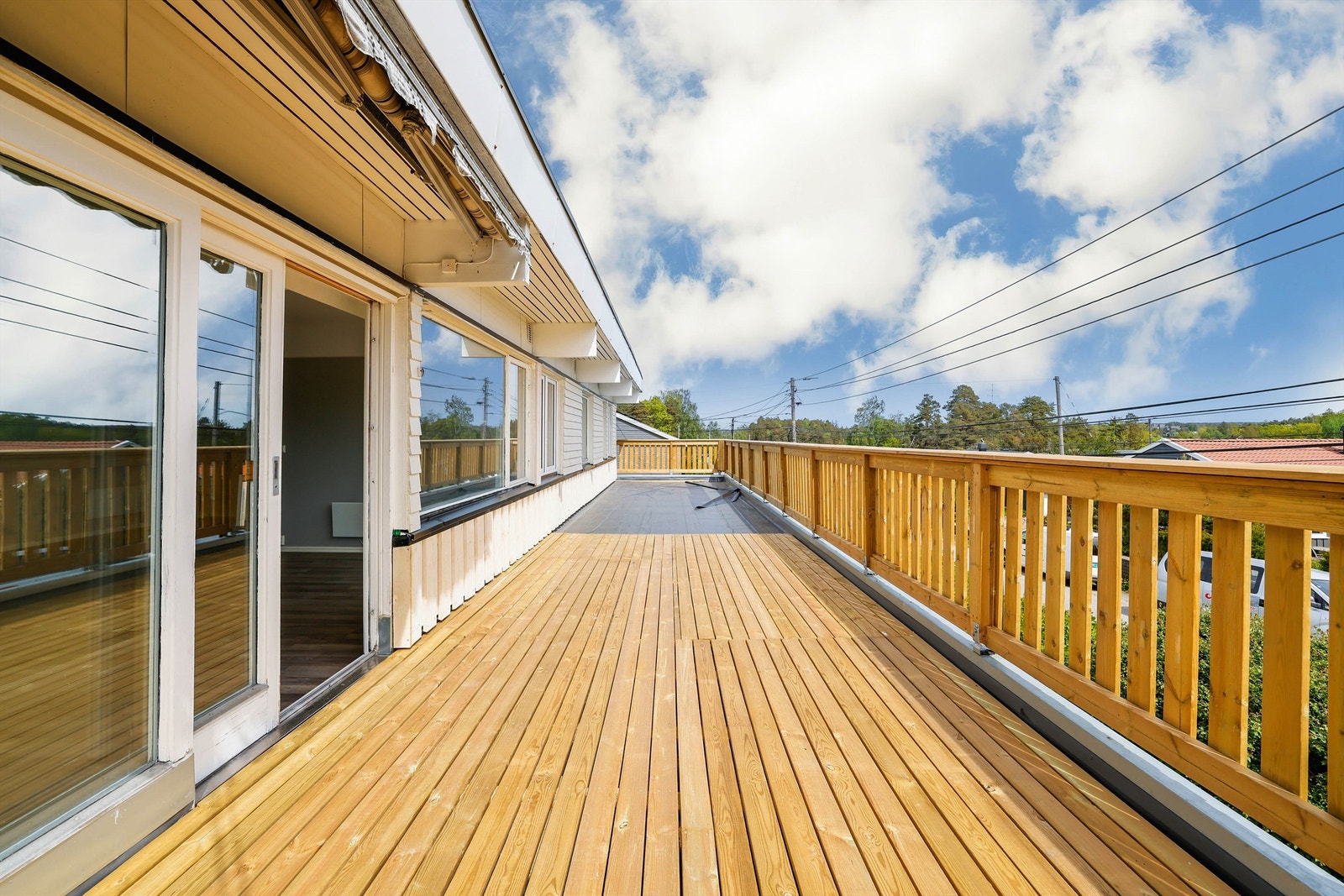 På terrassen er det sol første del av dagen, sommerstid allerede fra tidlig morgen. Galleribilde