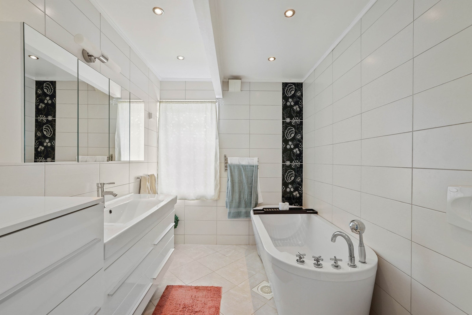 Hovedbadet er oppgradert i nyere tid, imidlertid er forhold i gulvet gulvet gitt TG 3. Galleribilde