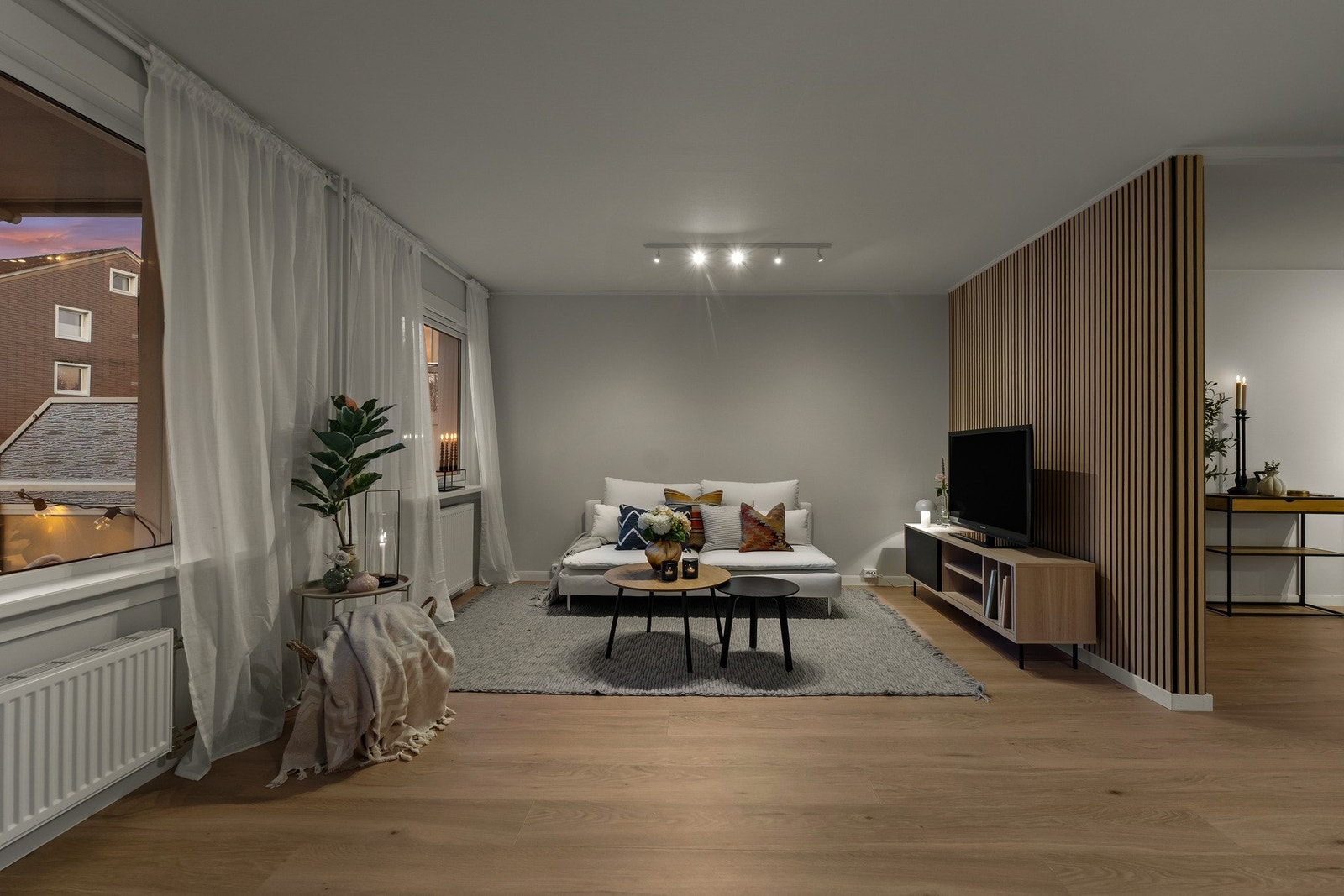 En av veggene er utført med stilrene spiler som tilfører rommet et eksklusivt preg og gir en fin kontrast til de øvrige, lyse flatene. Galleribilde