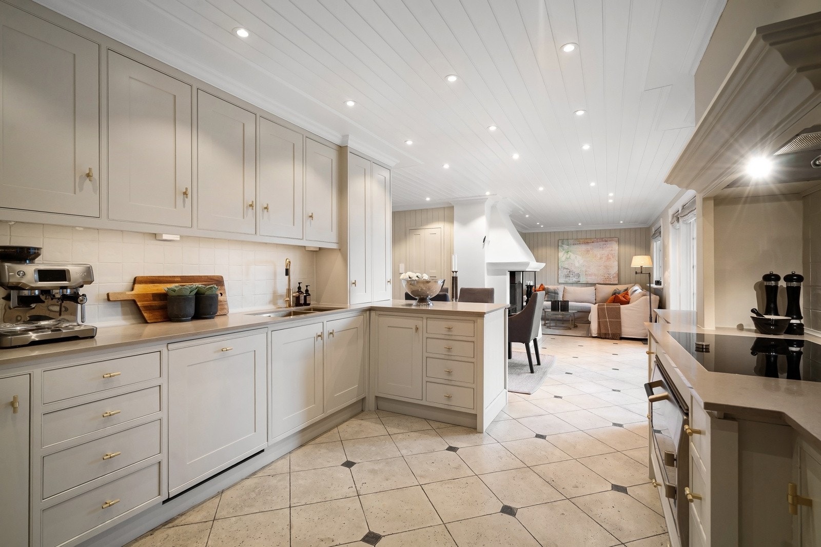 Stort og hyggelig spisekjøkken med klassisk innredning og flere sittesoner. Galleribilde