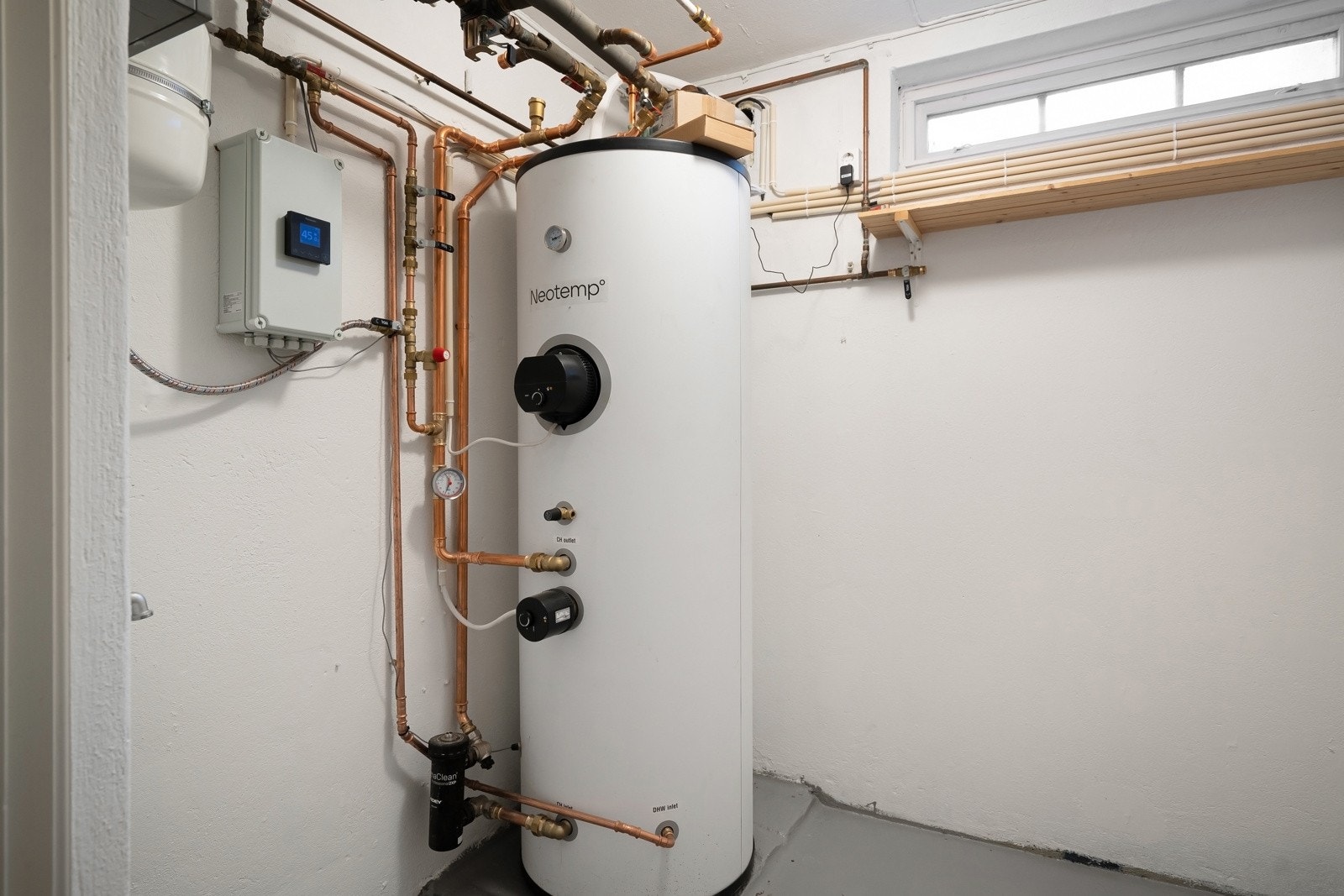 Teknisk rom, delvis oppgradert i 2025, med bl.a. vannledninger i kobber, metall og plast. Dels rør i rør system. Varmepumpe plassert i teknisk rom, radiatorer tilkoblet i alle etasjer. Galleribilde