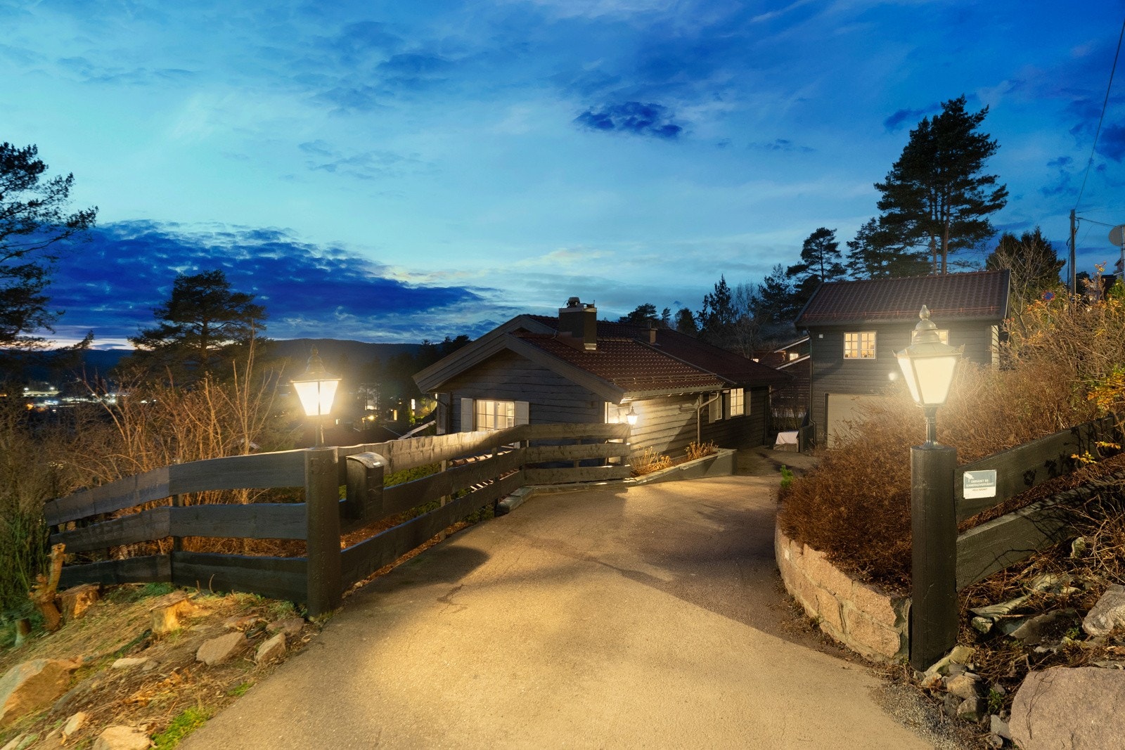 Asfaltert adkomst med varmekabler til eiendommen fra Måltrostveien. Galleribilde