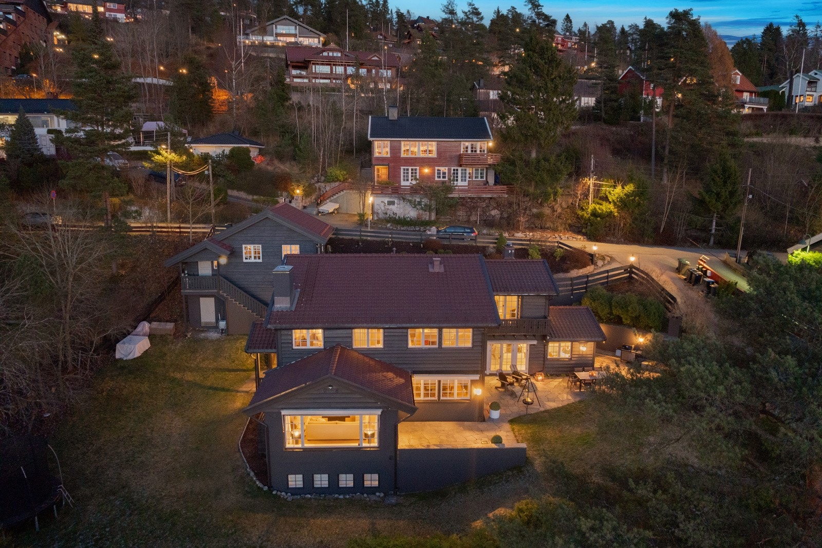 Måltrostveien 52 ligger idyllisk til i stille og fredelig boligområde på Holmenkollens vestside. Trafikkstille og meget barnevennlig gate, hvor barna kan ferdes trygt omkring. Galleribilde