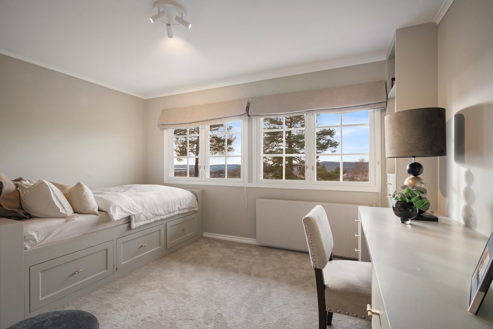 Soverom 3, med plassbygde innredninger. Galleribilde