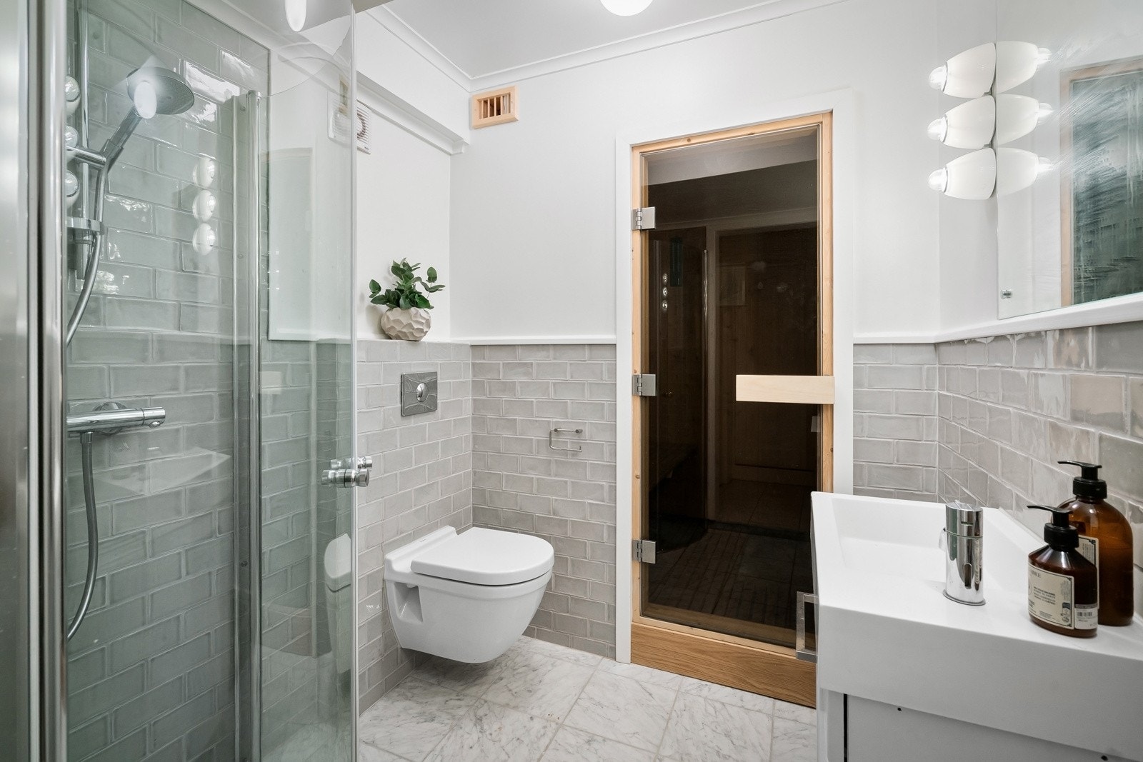 Baderom 3 (U-etasje-Oppgradert av tidligere eier 2011/12) - Flislagt baderom med varmekabler, servantseksjon med skap, dusjhjørne, vegghengt toalett og speil. Galleribilde