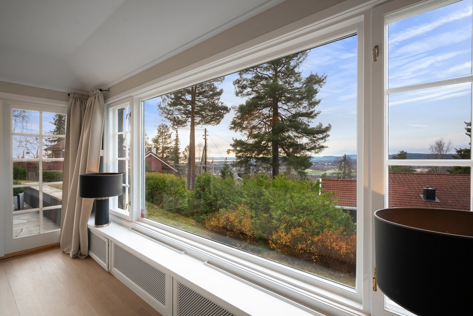 Koselig utsyn mot vest fra stuen, des tore vindusflatene gir mye lys til rommet. Galleribilde