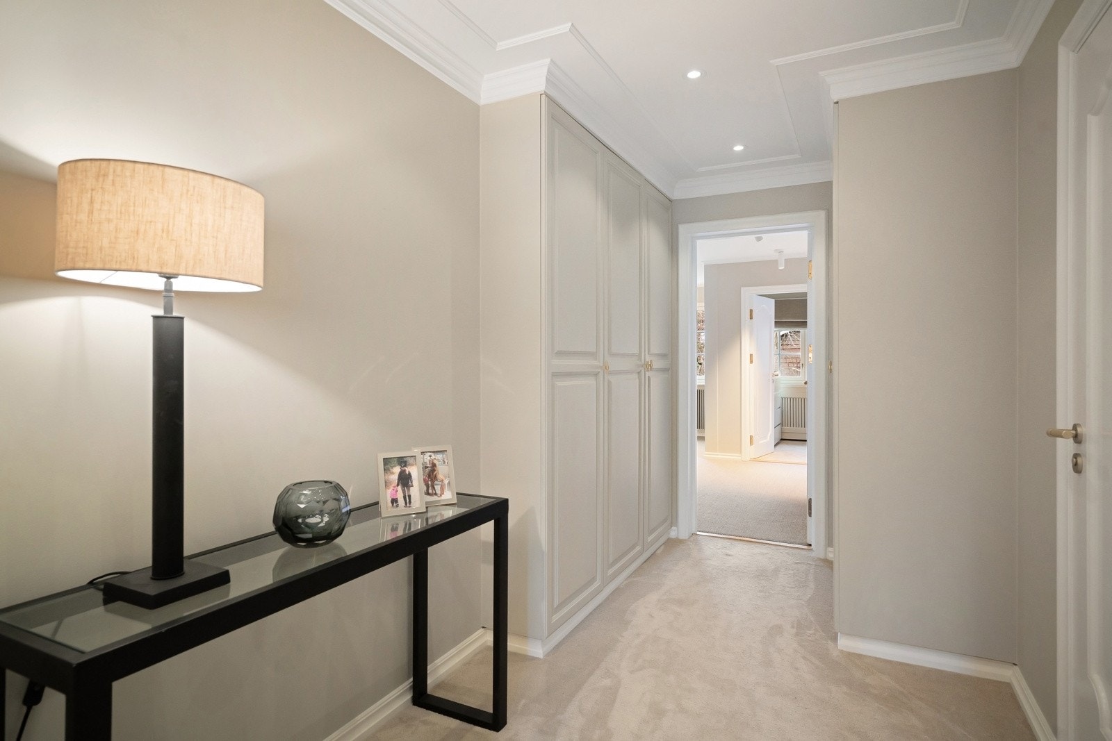 Stor master avdeling, med walk-in garderobe, romslig soverom og direkte adkomst til hovedbadet. Galleribilde