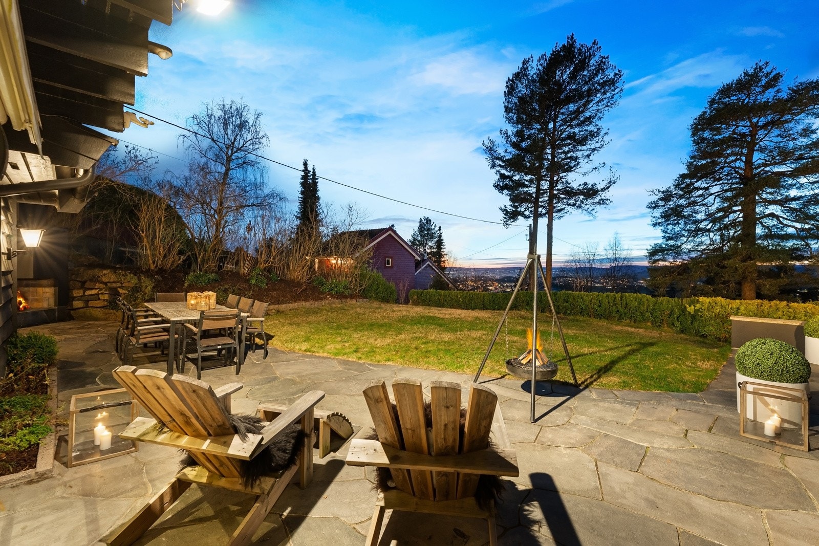 Kveldsstemning på terrassen. Galleribilde