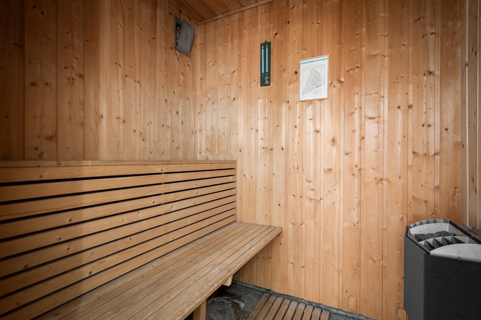 Badstue i tilknyttning til baderom i u-etasjen. Galleribilde