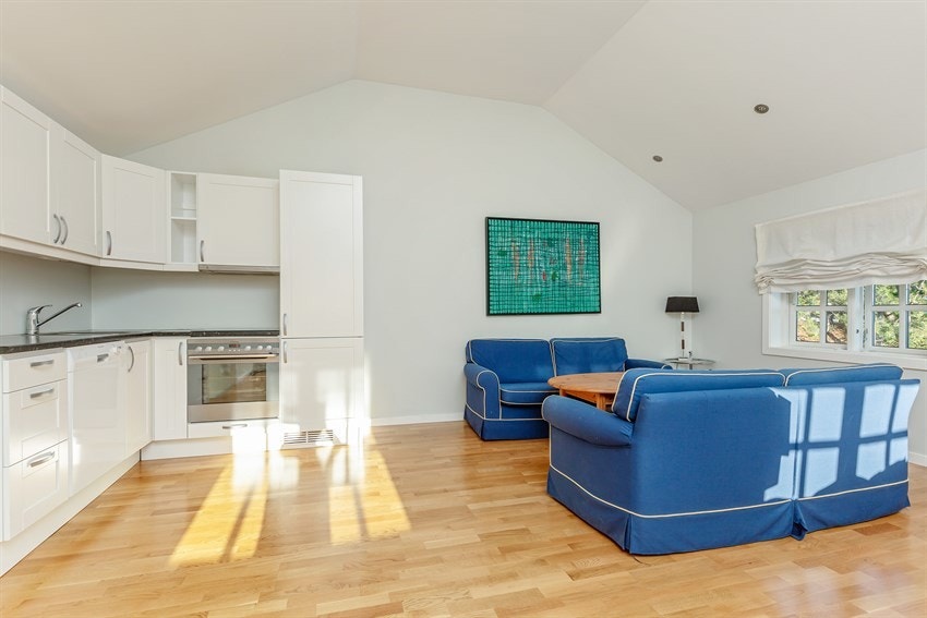 Stue med åpen kjøkkenløsning i hybelleilighet. Galleribilde