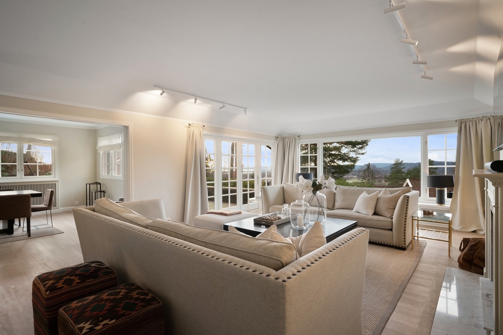 Hyggelig stue med store vindusflater og peis skaper en god atmosfære i dette rommet. Galleribilde