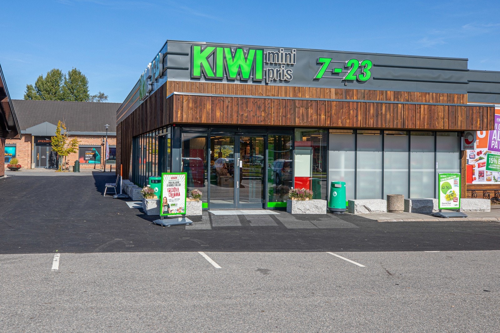 Flere dagligvarebutikker på Bjørkelangen. Løken har Rema 1000. Galleribilde