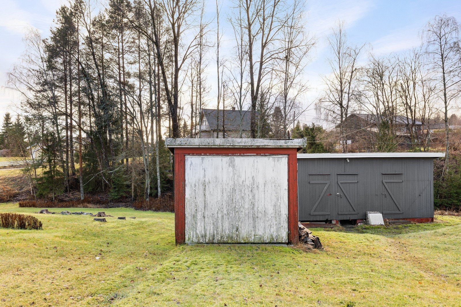På tomten står en frittstående garasje samt ett uthus med tre boder. Galleribilde