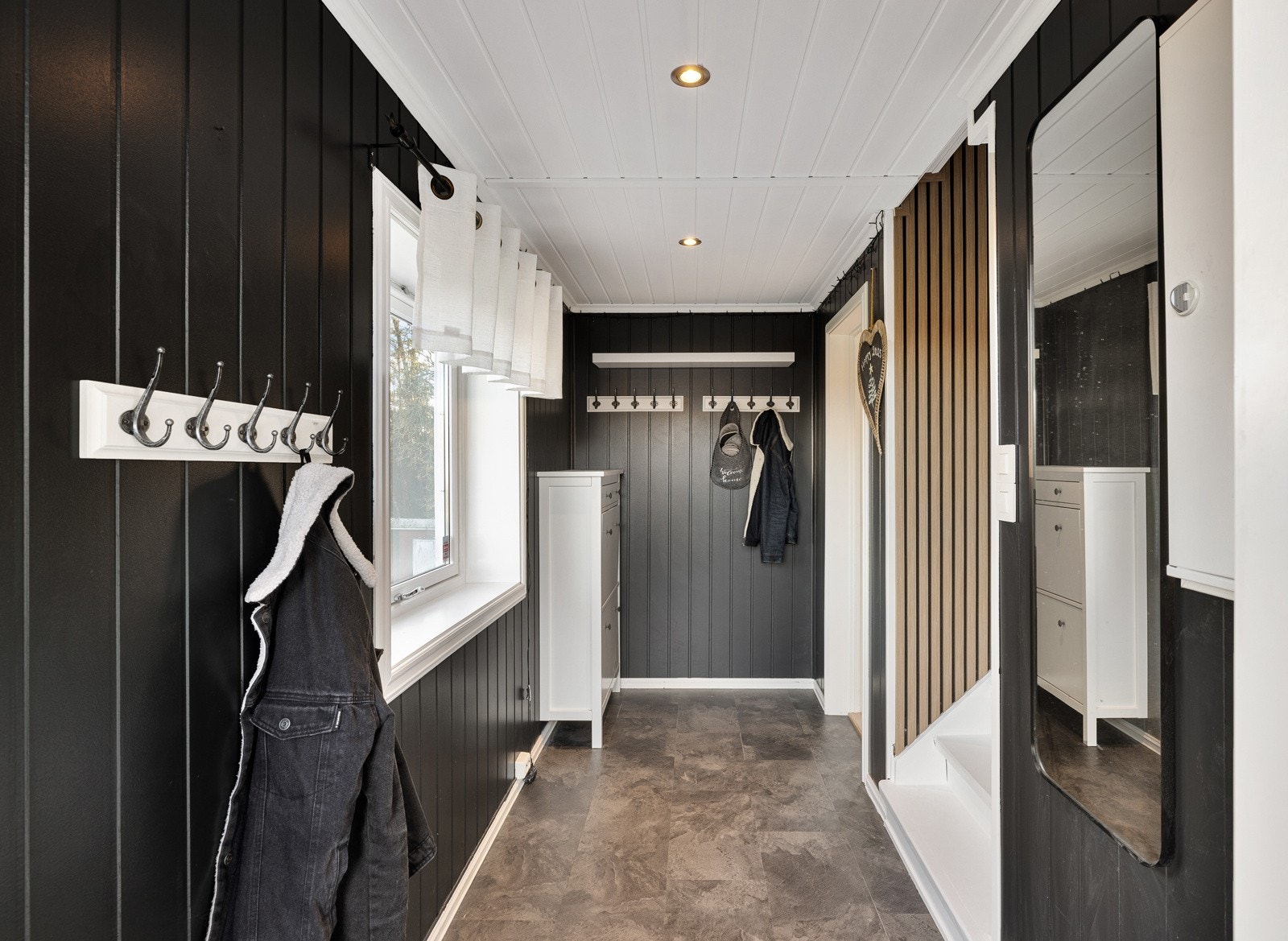 Romslig entré med flere garderobeløsninger. Galleribilde