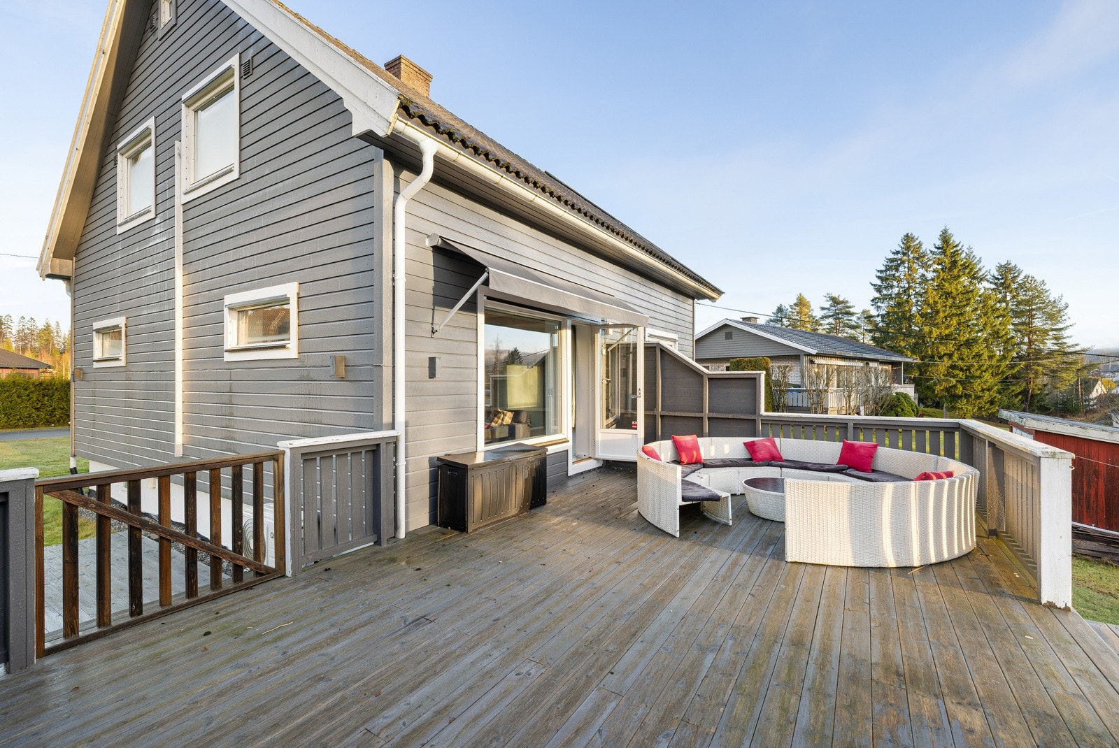 Frittliggende enebolig med solrike uteplasser - stor terrasse vendt mot sydvest. Galleribilde