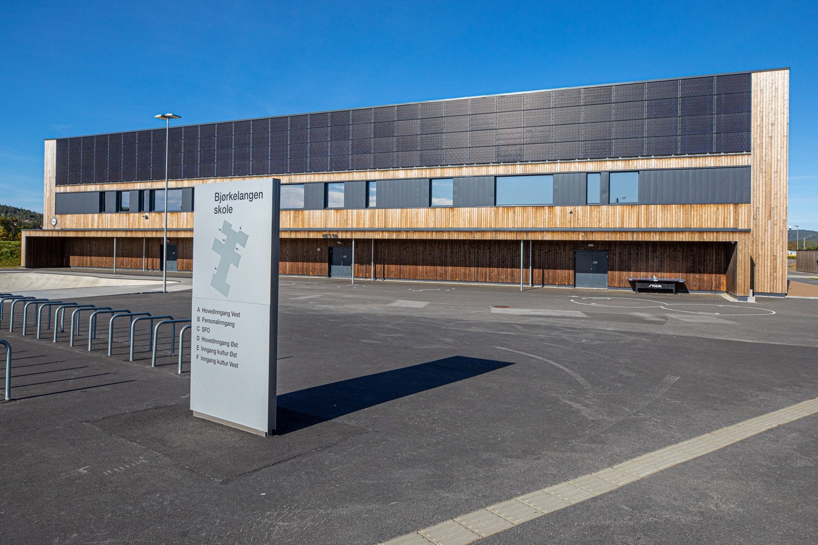 Ny barne- og ungdomsskole i kort kjøreavstand. Løken barneskole samt Løken barnehage ligger ca. 3 km unna huset. Galleribilde