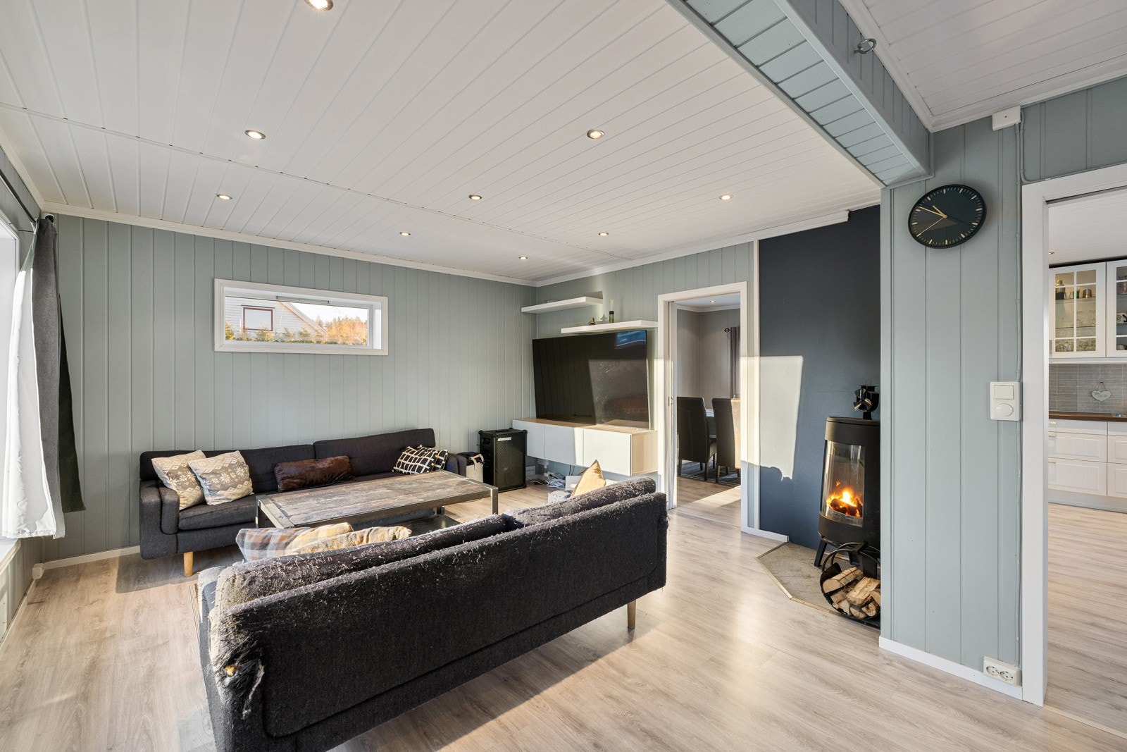 Stue av god størrelse med peis i den ene sonen. Galleribilde