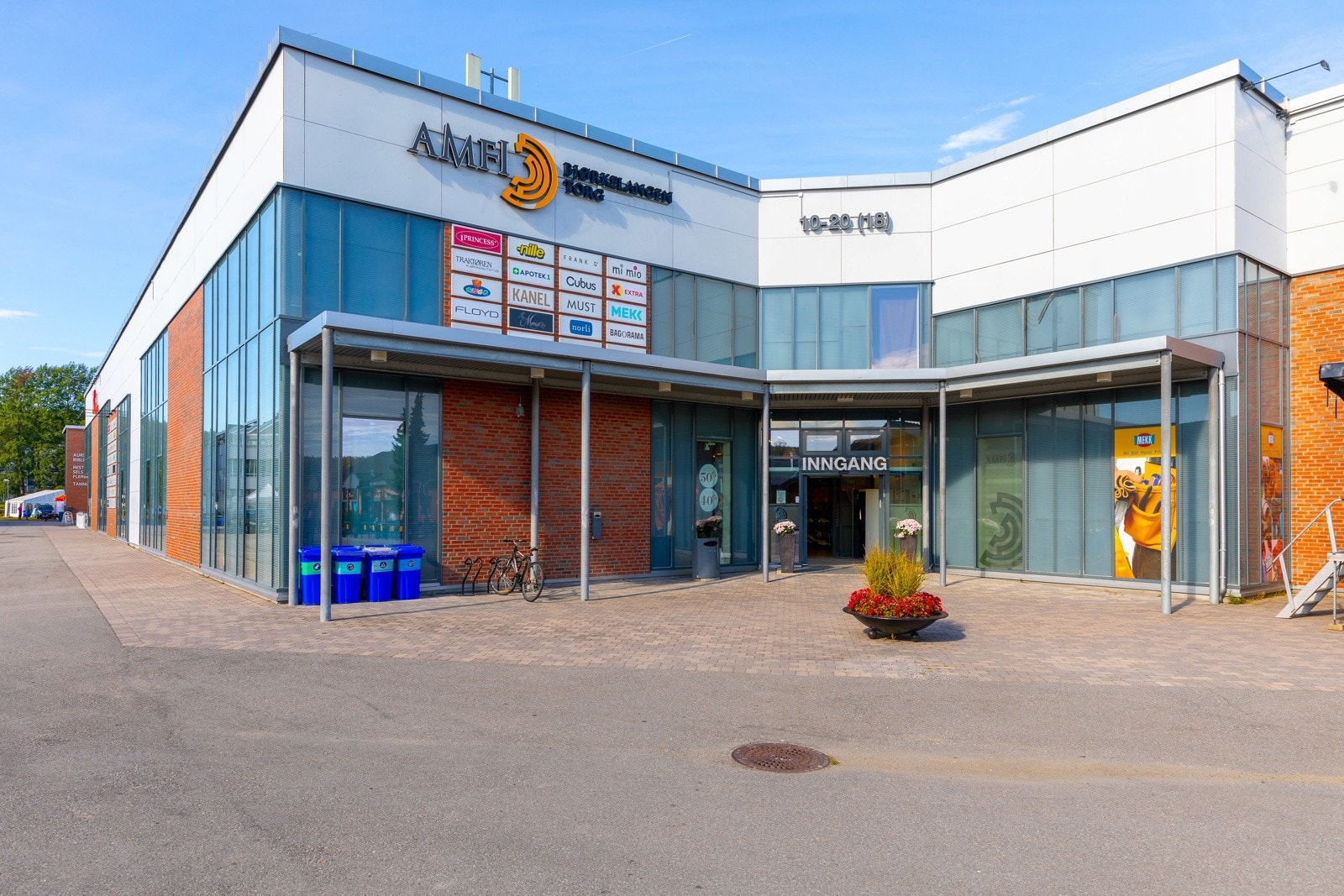Amfi kjøpesenter på Bjørkelangen med flere butikker og serveringssteder. Galleribilde