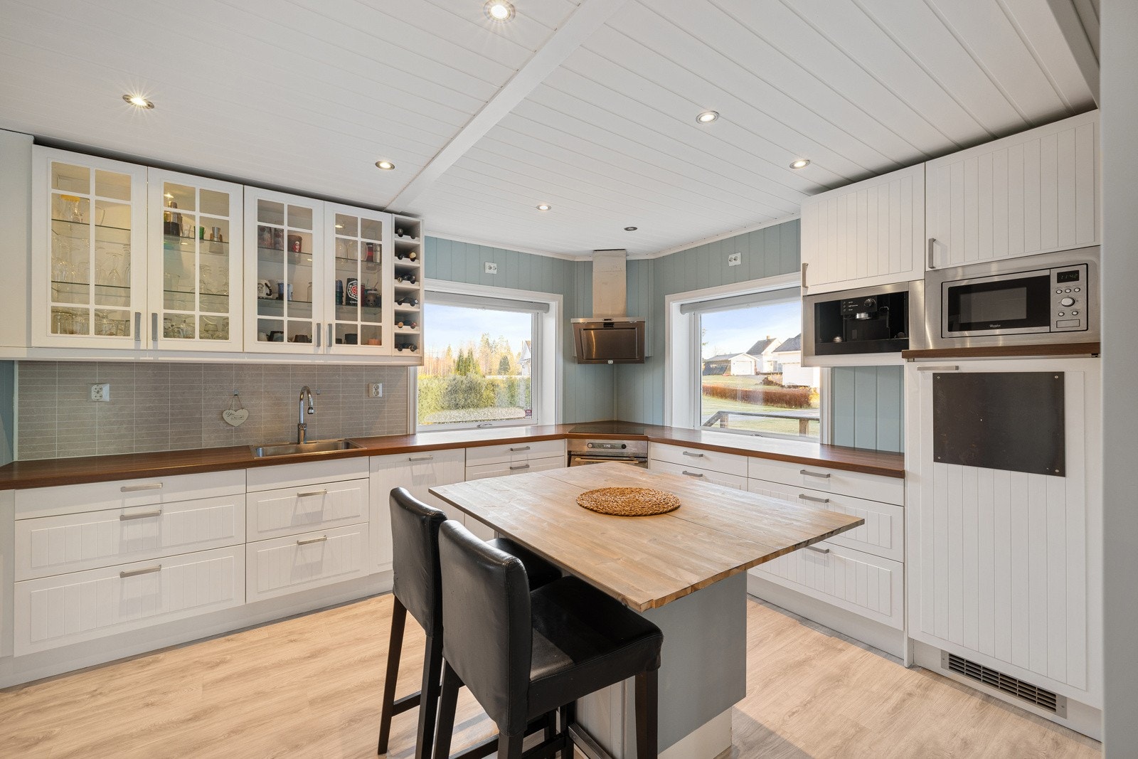 Det er montert en integrert oppvaskmaskin, integrert komfyr og nedfelt platetopp og det er tilkoblet en ventilator over kokeplass. Integrert kjøleskap. Galleribilde