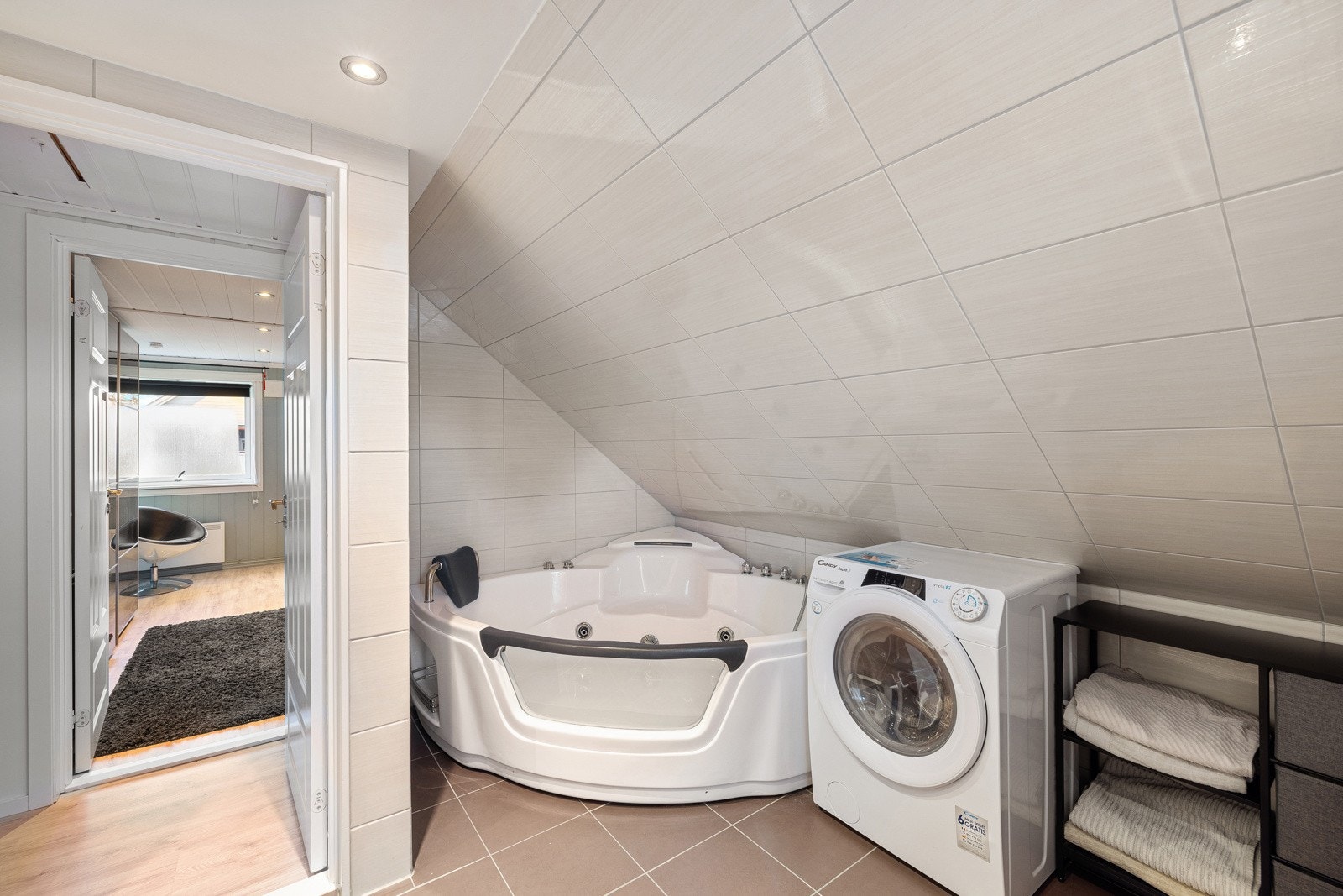 Badekar i hjørnet. Opplegg for vaskemaskin. Galleribilde