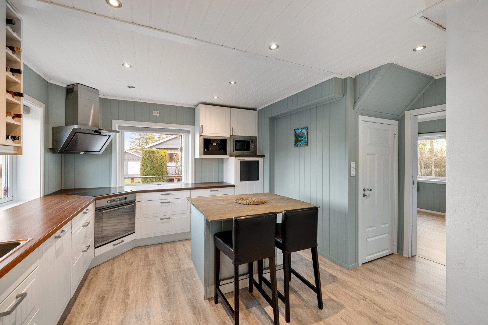 Kjøkkenet ligger i et eget rom og har en pen og moderne innredning. Galleribilde