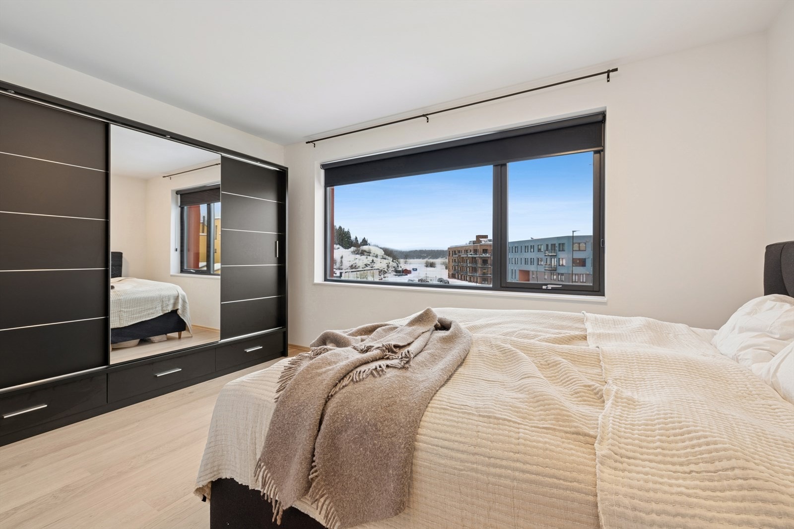 Hovedsoverommet har god plass til dobbeltseng, tilhørende møblement og stort garderobeskap med god oppbevaringsplass. Galleribilde