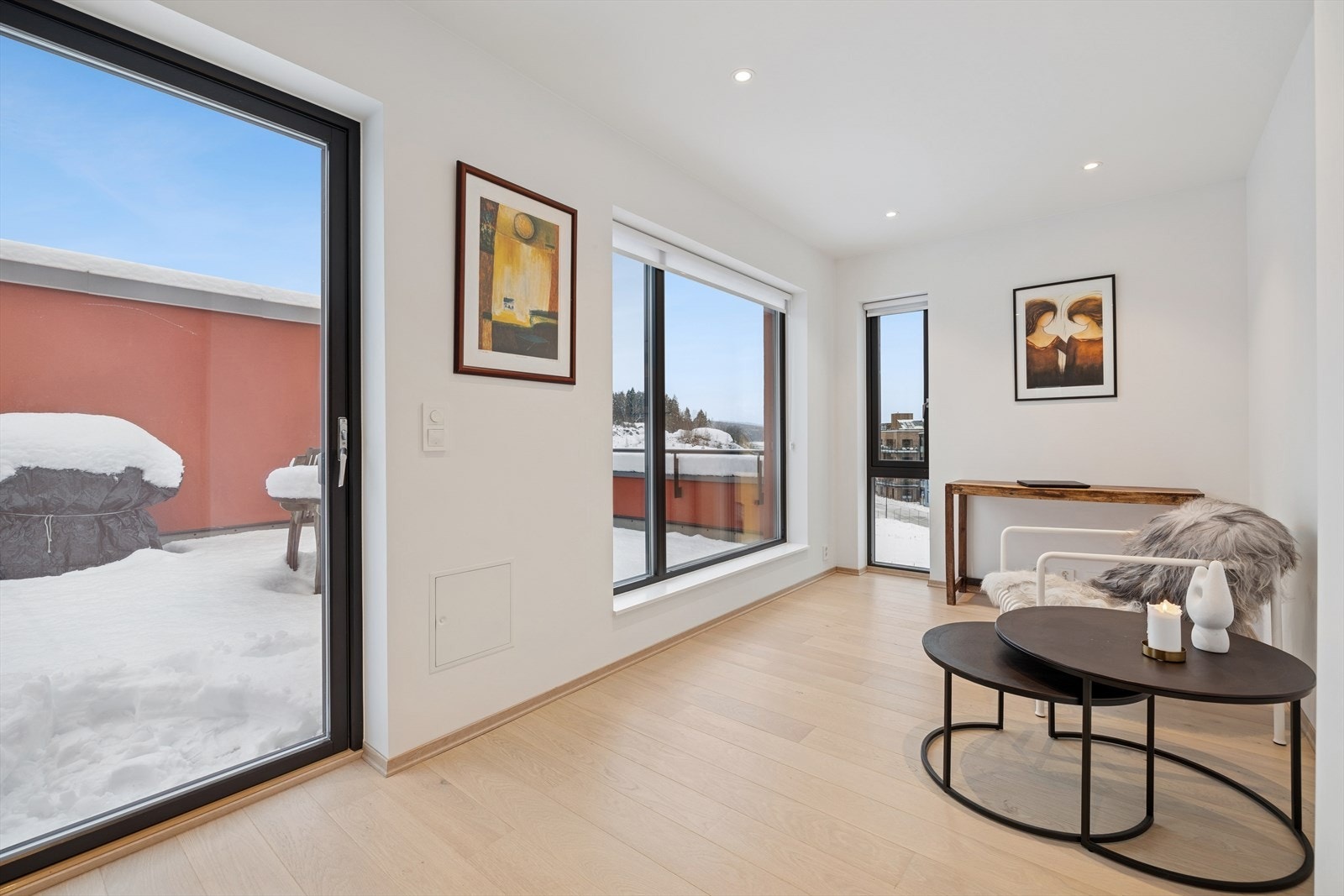 Utgang til solrik takterrasse. Galleribilde