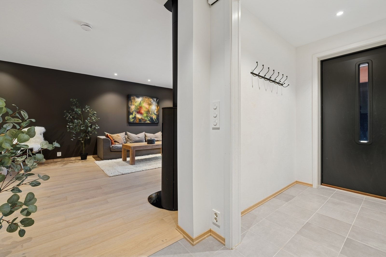 Her ønskes du velkommen inn i en flislagt entré med plass til å henge fra seg ytterklær. Galleribilde