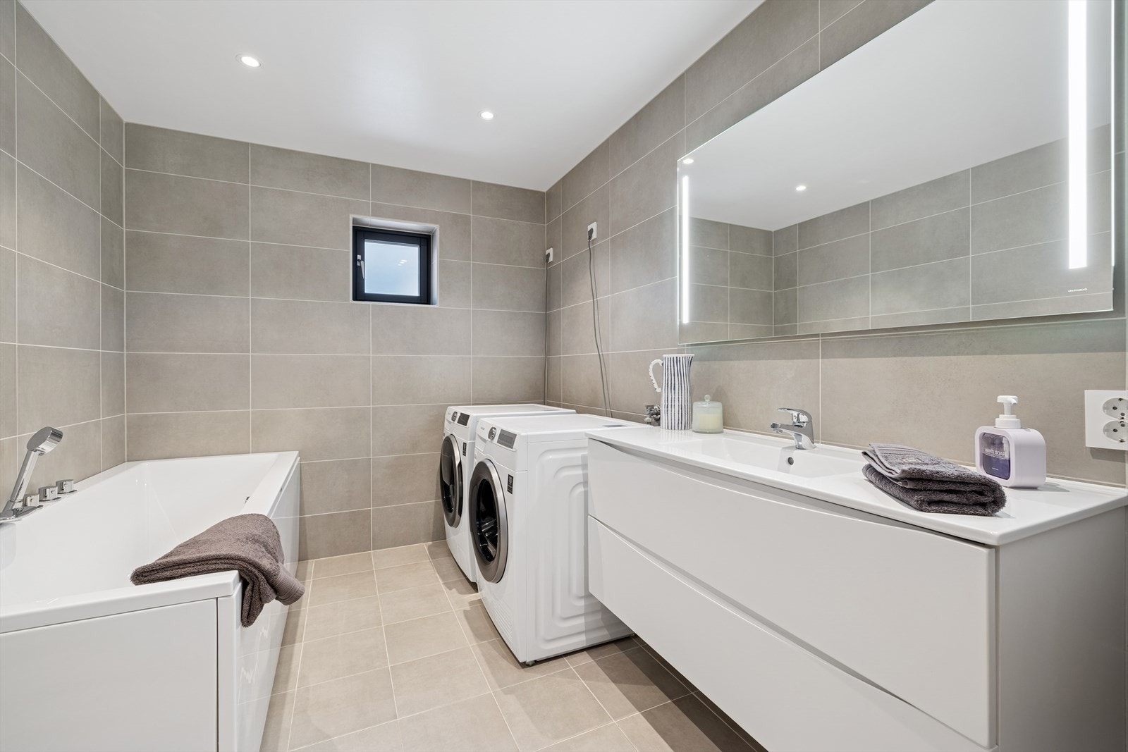 Pent flislagt bad med behagelig gulvvarme, samt opplegg for oppvaskmaskin og tørketrommel. Galleribilde