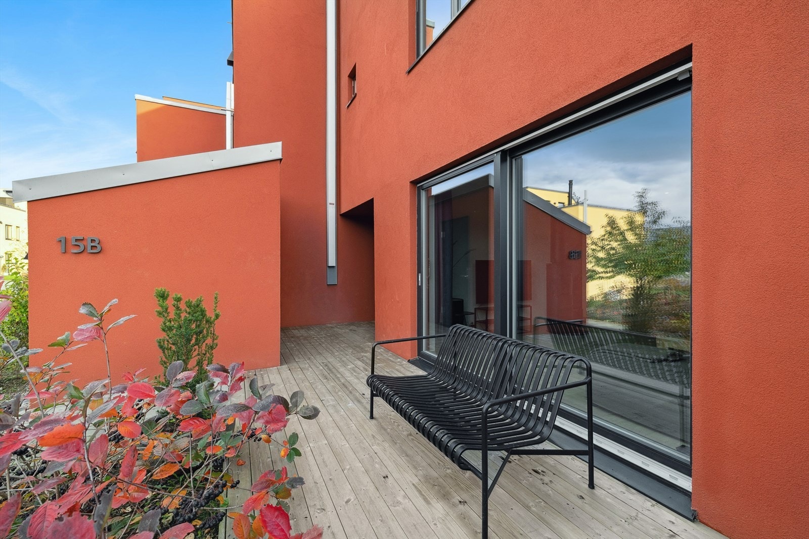 Utgang fra stuen via stor balkong dør til en treplatting hvor sola kan nytes. Galleribilde