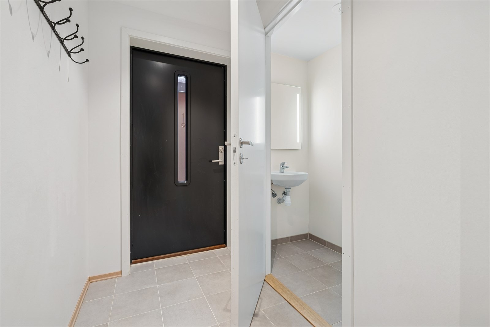 Det er adkomst til boligen fra bakkeplan, og inn i boligens første etasje. Galleribilde