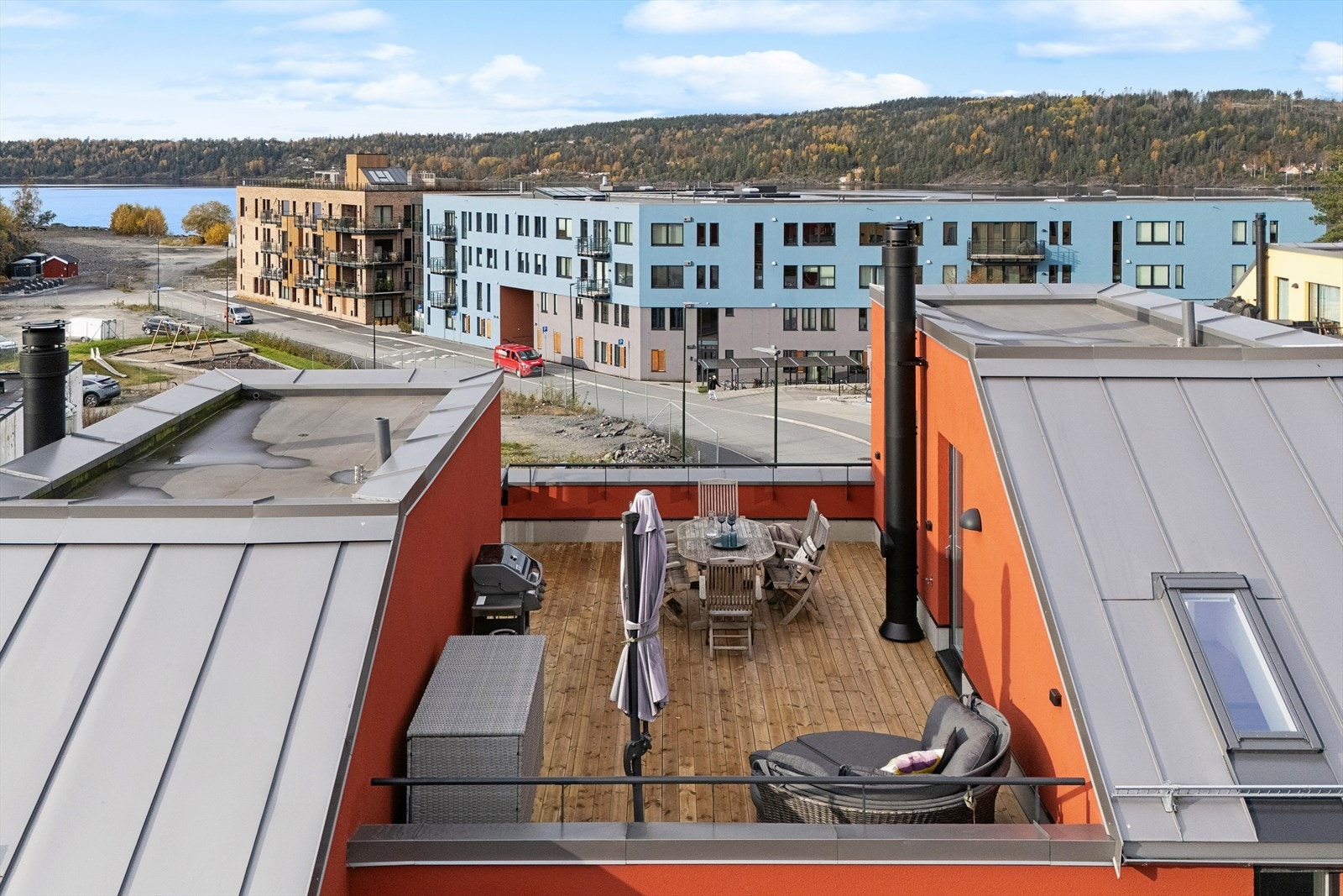 Den flotte takterrassen funger som en forlengelse av stuen på varme sommerdager. Galleribilde