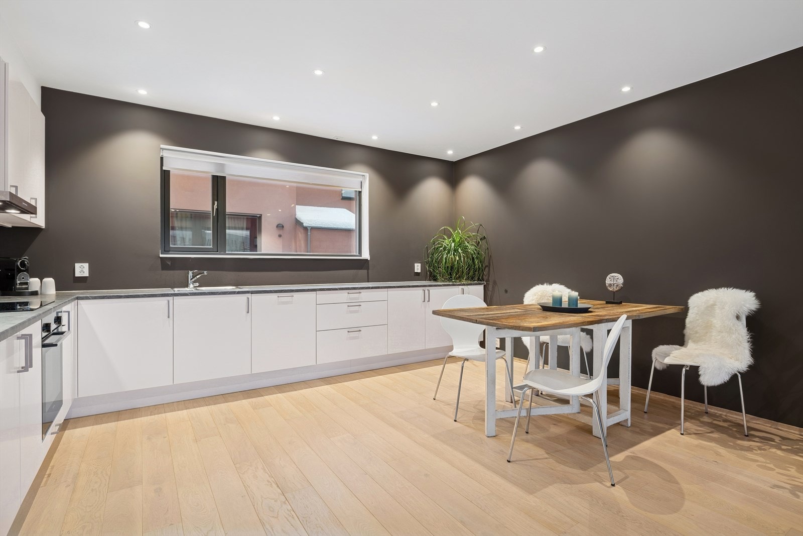 I tilknytning til kjøkkenet, kan spisebord enkelt plasseres - her kan gode måltider nytes. Galleribilde